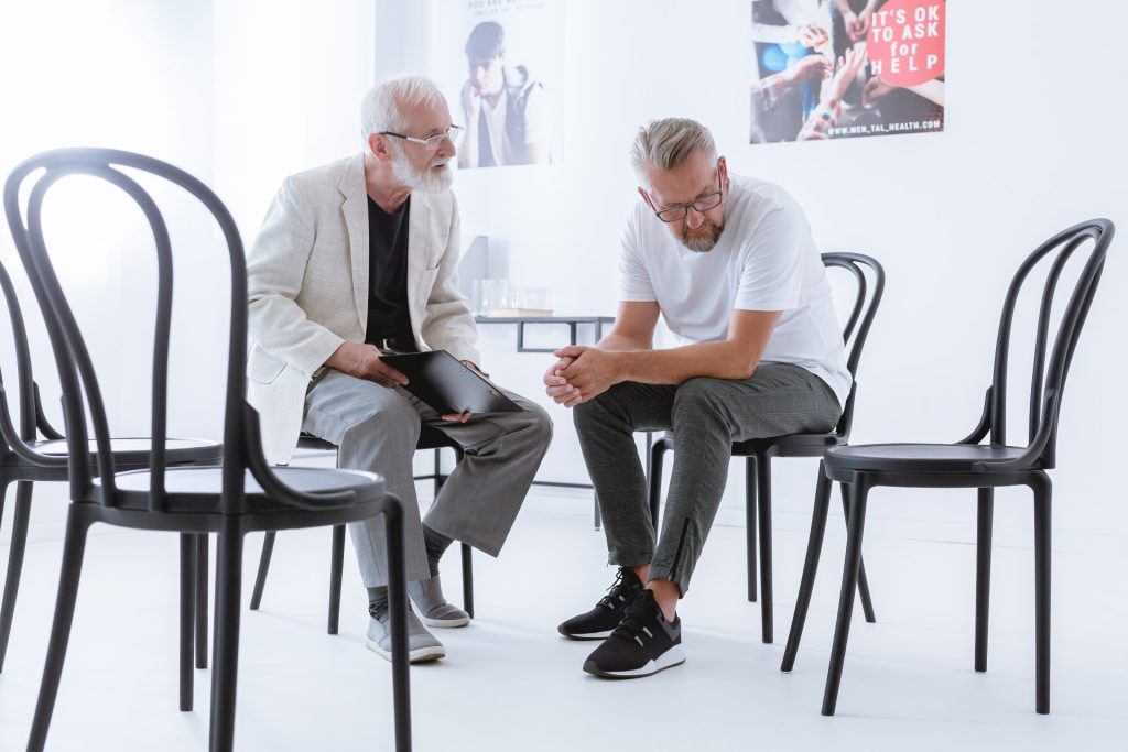 Clinician explaining outpatient polysubstance detox options at a medically supervised detox clinic in North Carolina