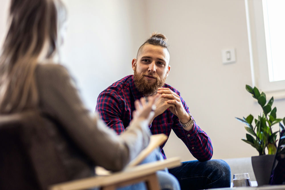 man asking therapist about benzo withdrawal symptoms