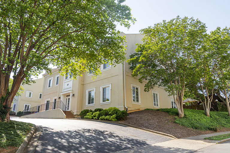 Outdoor seating area at Carolina Outpatient Detox, providing a peaceful environment for patients during detox in Raleigh, NC.