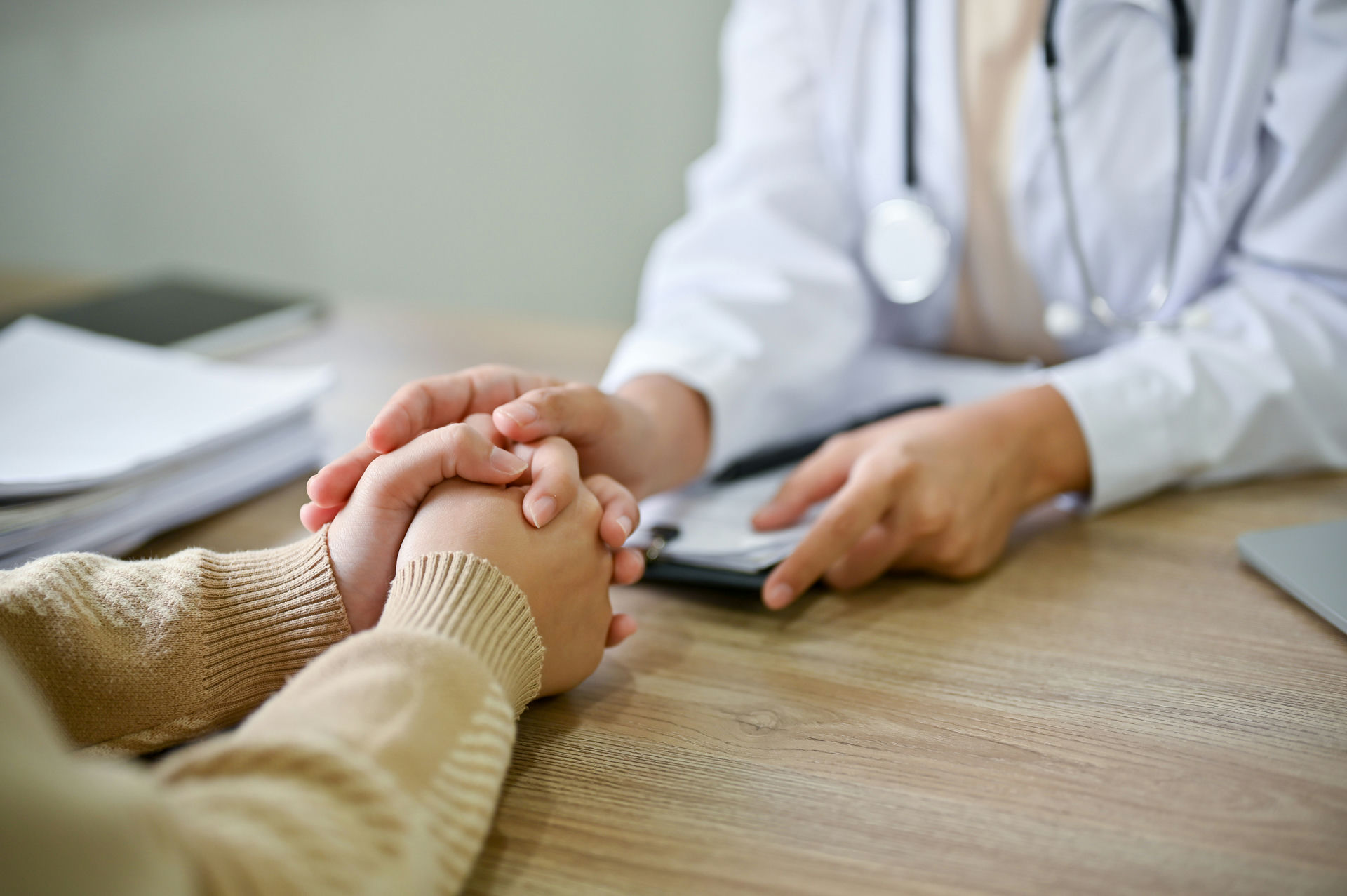 Doctor reassuring patient while discussing the alcohol withdrawal timeline.