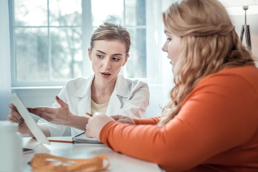 Doctor discussing opioid withdrawal timeline with young woman.