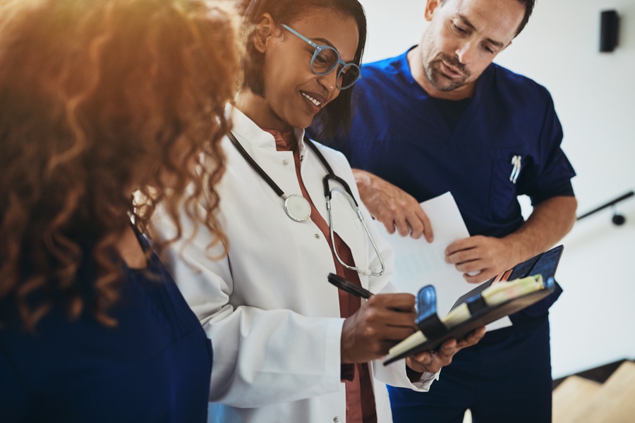 Doctor explains drug detox to other nurse and doctor.